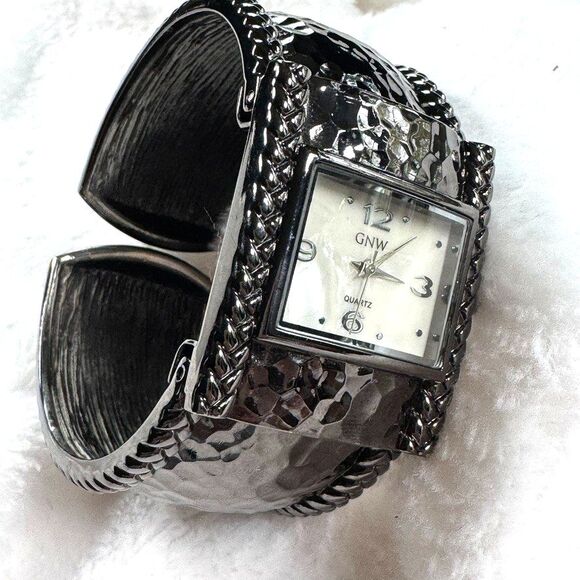 GNW Accessories - GNW Hammered Cuff Silver Toned Wide Bracelet Watch Y2K Quartz